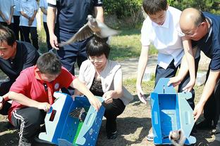 巴雷拉本场数据：4脚关键传球，贡献1拦截4抢断，评分7.9全场最高